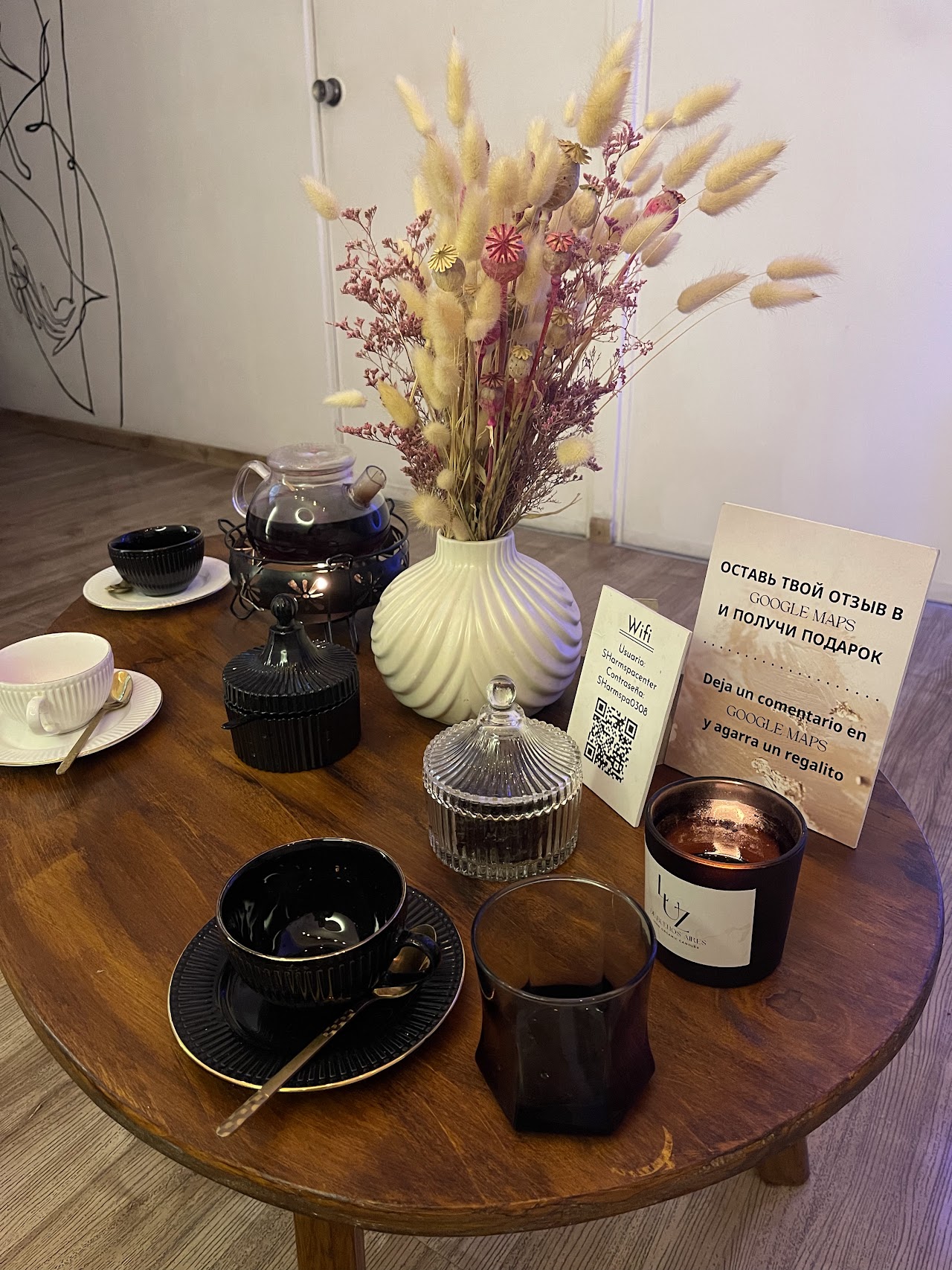 Óleos botánicos, aromaterapia y manzanilla orgánica sobre mesa de madera rústica